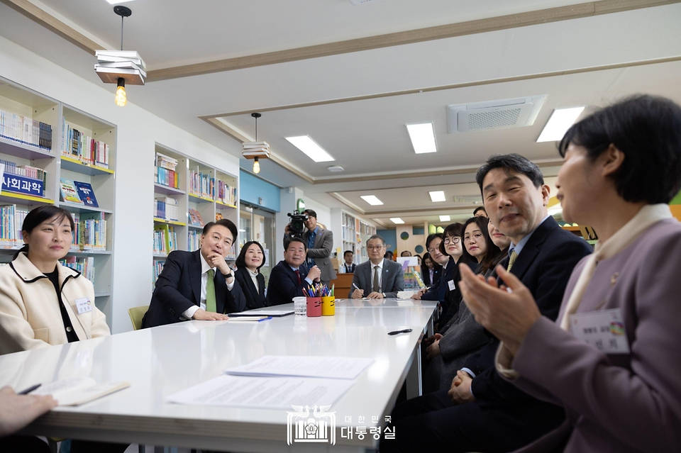 윤석열 대통령이 21일 강원도 원주시 명륜초등학교에서 늘봄 전담사·참여 학부모, 교사 등과 늘봄학교 운영 현장 간담회를 하고 있다.