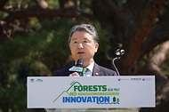 남성현 산림청장이 21일 서울 국립산림과학원에서 열린 ‘2024 세계산림의 날 기념행사’에서 인사말을 하고 있다.
