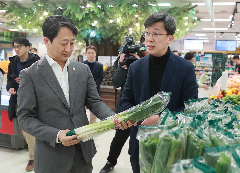 안덕근 산업통상자원부 장관이 21일 서울 용산구 이마트 용산역점을 방문해 신선식품 코너를 둘러보고 있다. 이날 현장 점검은 최근 사과, 배 등 과일 가격 급등에 따른 민생경제 어려움이 심화됨에 따라 물가 안정을 위한 대형마트 업계의 역할을 당부하기 위해서 진행됐다.