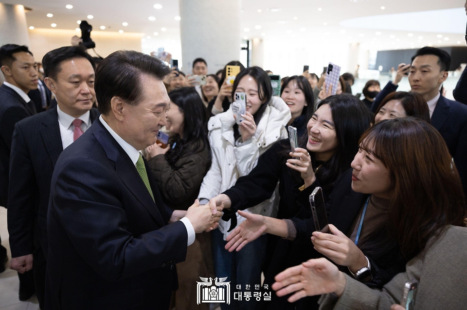 윤석열 대통령이 21일 강원도 원주 건강보험심사평가원에서 ‘건강하고 행복한 노후’ 주제로 열린 ‘스물두 번째 국민과 함께하는 민생토론회’를 마친 뒤 환송 나온 심평원 직원들과 인사하고 있다.