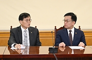 최상목 경제부총리 겸 기획재정부 장관이 21일 서울 중구 은행연합회에서 열린 ‘비상거시경제금융회의’에서 이창용 한국은행 총재와 대화하고 있다. 