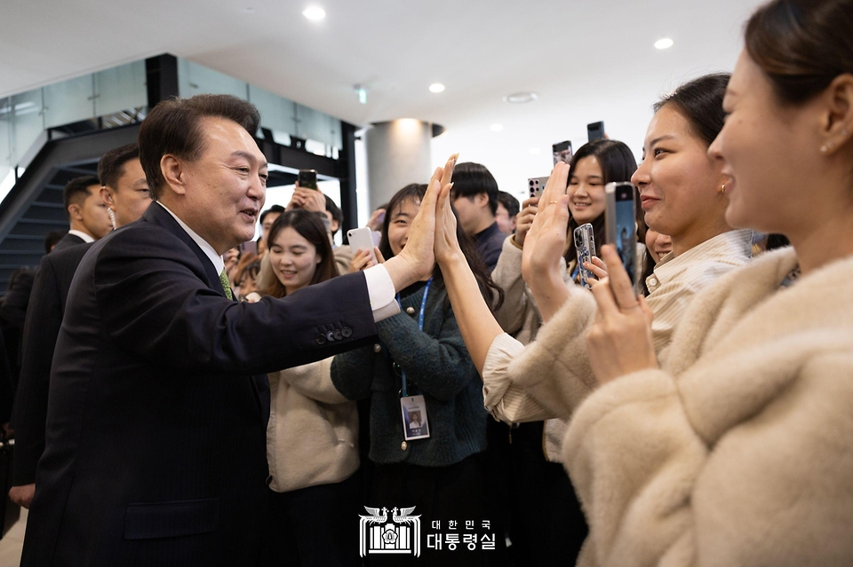 윤석열 대통령이 21일 강원도 원주 건강보험심사평가원에서 ‘건강하고 행복한 노후’ 주제로 열린 ‘스물두 번째 국민과 함께하는 민생토론회’를 마친 뒤 환송 나온 심평원 직원들과 인사하고 있다.