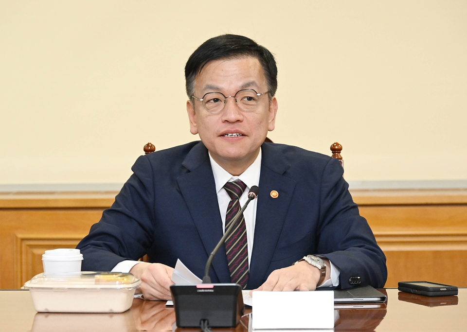 최상목 경제부총리 겸 기획재정부 장관이 21일 서울 중구 은행연합회에서 열린 ‘비상거시경제금융회의’를 주재하고 있다. 