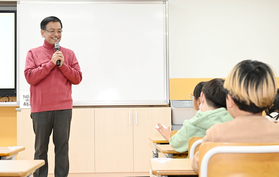 최상목 경제부총리 겸 기획재정부 장관이 25일 세종시 늘봄시범학교인 해일초등학교를 방문해 직접 일일 경제 선생님으로 참여해 ‘퀴즈로 배우는 경제’를 주제로 수업하고 있다. 