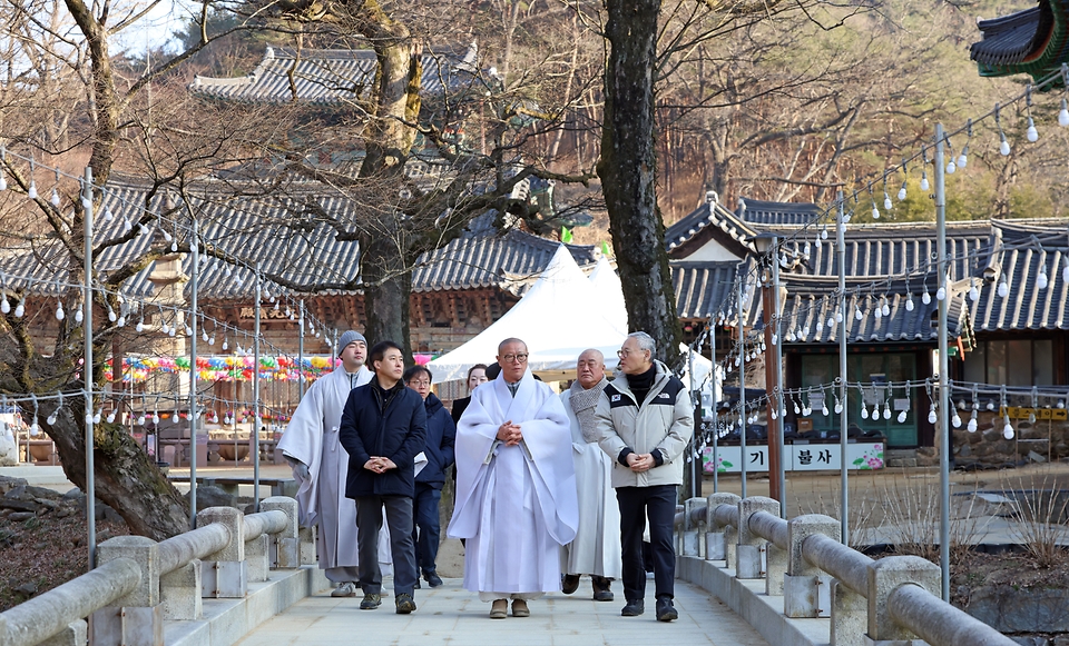 유인촌 문화체육관광부 장관이 21일 충남 공주시 마곡사를 방문해 주지 원경스님과 경내를 둘러보고 있다.