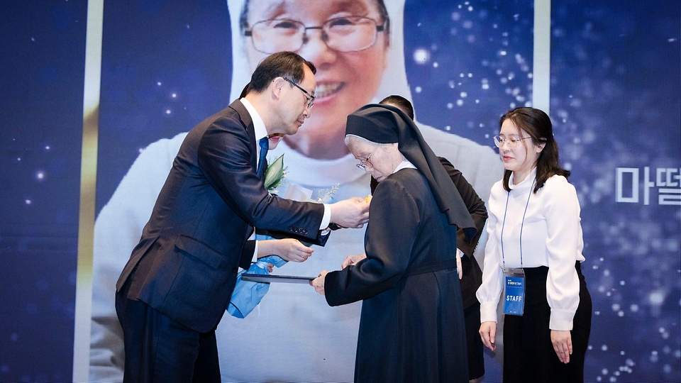 전병왕 보건복지부 보건의료정책실장이 21일 서울 중구 웨스틴조선호텔에서 열린 제17회 암 예방의 날 기념식에서 한국순교복자수녀회 이영숙 수녀에게 국민포장을 수여하고 있다. 이영숙 수녀는 현재 암 환자와 보호자에게 무료 쉼터를 제공하는 마뗄암재단에서 이사로 활동하고 있다.