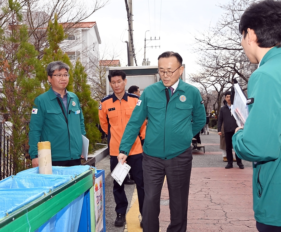 이한경 행정안전부 재난안전관리본부장이 22일 제62회 진해군항제가 개최되는 경남 창원시 진해구 여좌천을 방문해 벚꽃길 관람객에 대한 안전관리 및 시설물 안전관리 이행실태 현황 등을 점검하고 있다.