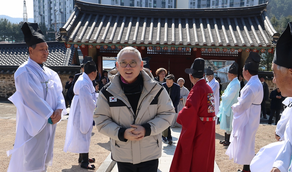 유인촌 문화체육관광부 장관이 21일 충남 공주시를 방문해 종교문화유산의 길을 걸으며 공주향교를 둘러보고 있다.