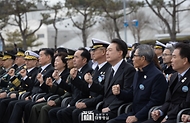 윤석열 대통령이 22일 경기도 평택 소재 해군 제2함대사령부에서 거행된 ‘제9회 서해수호의날 기념식’에서 참전·현역 장병과 성악병의 군가 기념공연 ‘승리의 대한민국’을 보며 참석자들과 함께 주먹을 쥐어 흔들고 있다. 