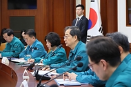 한덕수 국무총리가 정부가 의과대학 정원 2천명 확대를 발표한 뒤에도 전공의를 중심으로 한 의사들의 반발이 계속되고 있는 22일 서울 종로구 정부서울청사에서 열린 ‘의사 집단행동 대응 중앙재난안전대책본부 회의’에 참석해 정부의 의료 개혁에 관한 의지를 강조하고 있다.