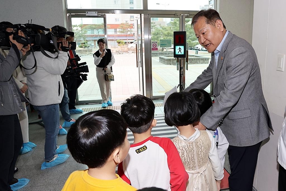 이상민 행정안전부 장관이 22일 세종시 조치원읍 명동초등학교에서 일일 교사로 참여해 늘봄학교 재능기부 일환으로 학생들에게 횡단보도 안전하게 건너는 교육을 하고 있다. 