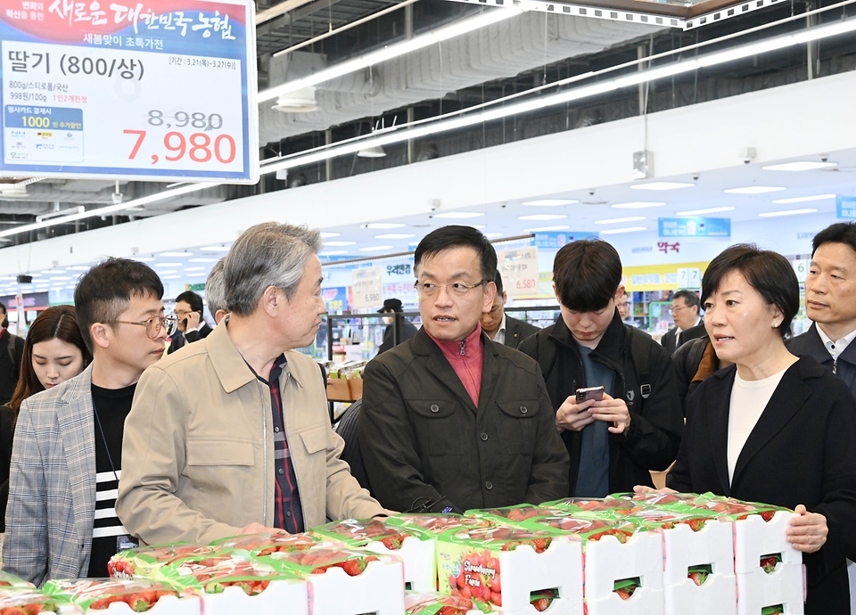 최상목 경제부총리 겸 기획재정부 장관이 25일 경기도 성남시 하나로마트 성남점에서 송미령 농림축산식품부 장관, 강호동 농협중앙회장과 함께 딸기 가격을 점검하고 있다. 이날 현장방문에서는 농축수산물 등 먹거리가격 동향을 살펴보고 물가안정 대책 이행 상황을 점검했다.