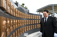 윤석열 대통령이 22일 경기도 평택 소재 해군 제2함대사령부에서 천안함 46용사 추모비를 찾아 참배하고 있다. 