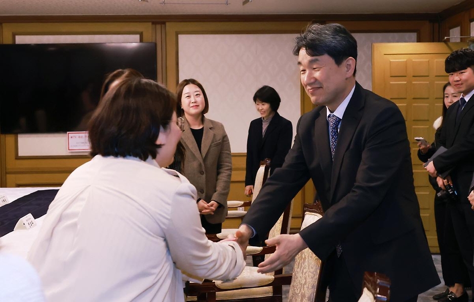 이주호 부총리 겸 교육부 장관이 22일 서울 종로구 정부서울청사에서 ‘활기찬 학교 도서관, 함께 성장하는 학교’를 주제로 열린 ‘제18차 함께차담회’에서 참석자들과 인사하고 있다.