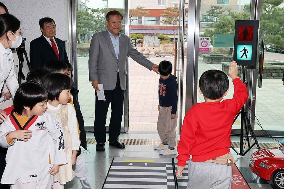 이상민 행정안전부 장관이 22일 세종시 조치원읍 명동초등학교에서 일일 교사로 참여해 늘봄학교 재능기부 일환으로 학생들에게 횡단보도 안전하게 건너는 교육을 하고 있다. 