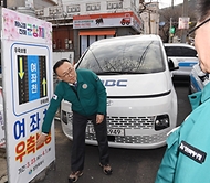 이한경 행정안전부 재난안전관리본부장이 22일 제62회 진해군항제가 개최되는 경남 창원시 진해구 여좌천을 방문해 벚꽃길 관람객에 대한 안전관리 및 시설물 안전관리 이행실태 현황 등을 점검하고 있다.