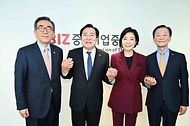 조태열 외교부 장관이 22일 서울 영등포구 중소기업중앙회에서 열린 ‘중소기업 글로벌화 지원을 위한 업무협약식 및 간담회’에서 오영주 중소벤처기업부 장관, 김기문 중소기업중앙회장과 함께 기념 촬영을 하고 있다.