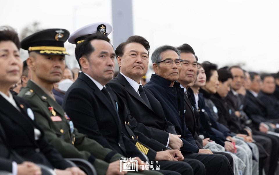 윤석열 대통령이 22일 경기도 평택 소재 해군 제2함대사령부에서 거행된 ‘제9회 서해수호의날 기념식’에서 천안함 피격 고(故) 김태석 원사의 자녀 김해봄 씨의 ‘아빠에게 보내는 편지’ 낭독을 듣고 있다.