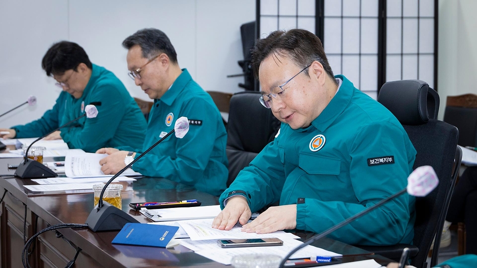 조규홍 보건복지부 장관이 17일 의사 집단행동 중앙사고수습본부 제17차 회의를 주재하고 있다. 이날 회의에서는 의사 집단행동 현황, 비상진료체계 운영현황 등을 점검했다.