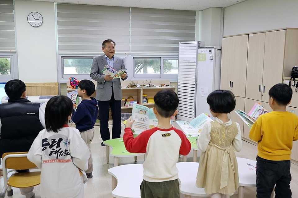 이상민 행정안전부 장관이 22일 세종시 조치원읍 명동초등학교에서 늘봄학교 일일 교사로 참여해 어린이들과 안전 일기장 활용 교육을 통한 안전퀴즈를 풀어보는 등 늘봄학교 재능기부 활동을 하고 있다.