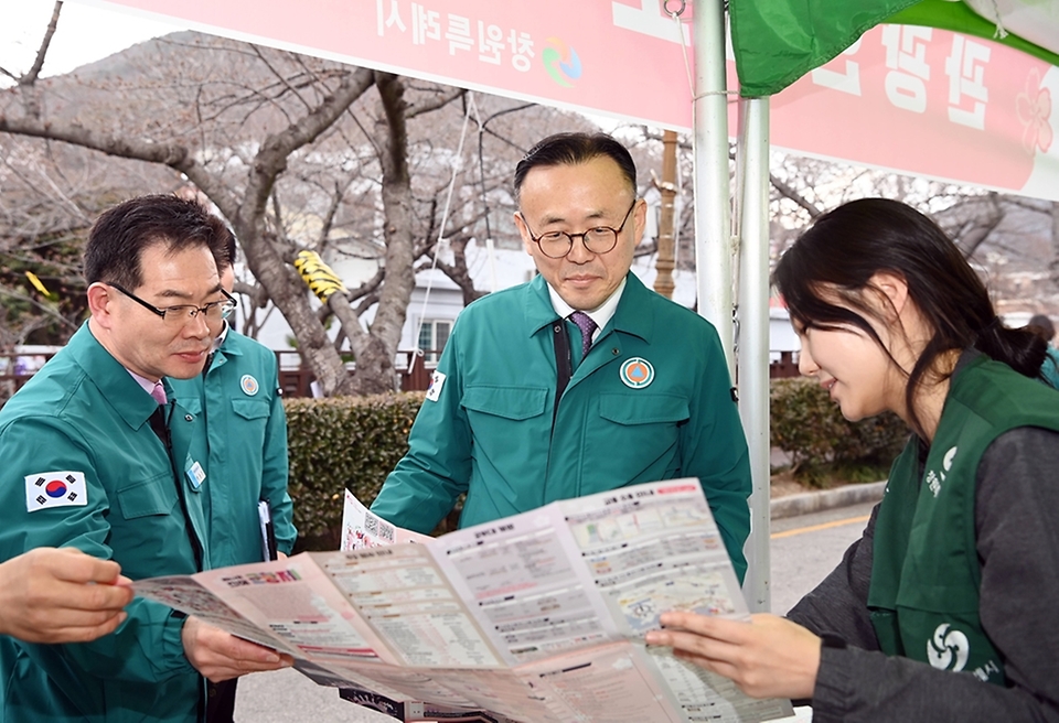 이한경 행정안전부 재난안전관리본부장이 22일 제62회 진해군항제가 개최되는 경남 창원시 진해구 여좌천을 방문해 벚꽃길 관람객에 대한 안전관리 및 시설물 안전관리 이행실태 현황 등을 점검하고 있다.