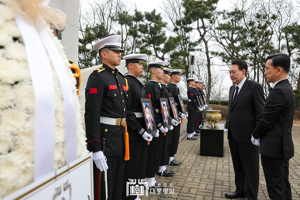 윤석열 대통령이 22일 경기도 평택 소재 해군 제2함대사령부에서 제2연평해전 전승비를 찾아 참배하고 있다. 