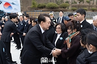 윤석열 대통령이 22일 경기도 평택 소재 해군 제2함대사령부에서 거행된 제9회 서해수호의날 기념식이 끝난 뒤 찾은 천안함 46용사 추모비 앞에서 유가족들을 위로하고 있다. 