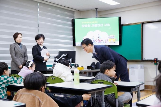 박상우 국토교통부 장관이 22일 서울 관악구 신우초등학교를 방문해 늘봄학교 재능기부를 위한 일일강사로 참여해 교통안전교육을 진행하고 있다.