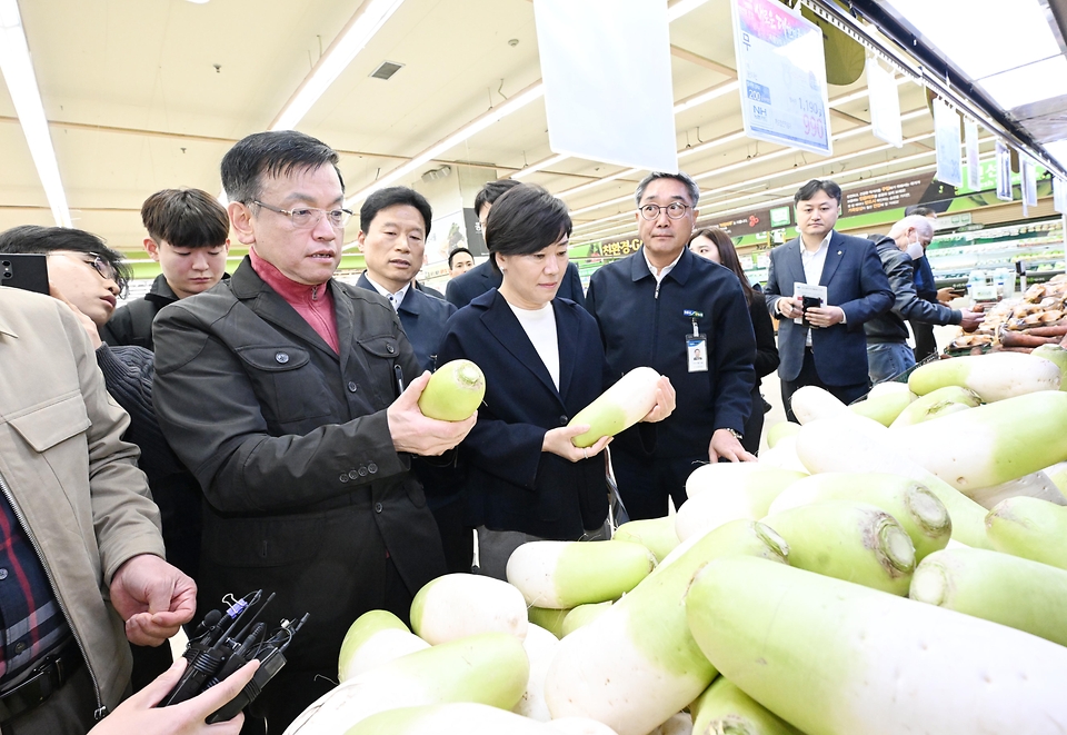 최상목 경제부총리 겸 기획재정부 장관이 25일 경기도 성남시 하나로마트 성남점에서 송미령 농림축산식품부 장관, 강호동 농협중앙회장과 함께 무를 살펴보고 있다. 이날 현장방문에서는 농축수산물 등 먹거리가격 동향을 살펴보고 물가안정 대책 이행 상황을 점검했다.