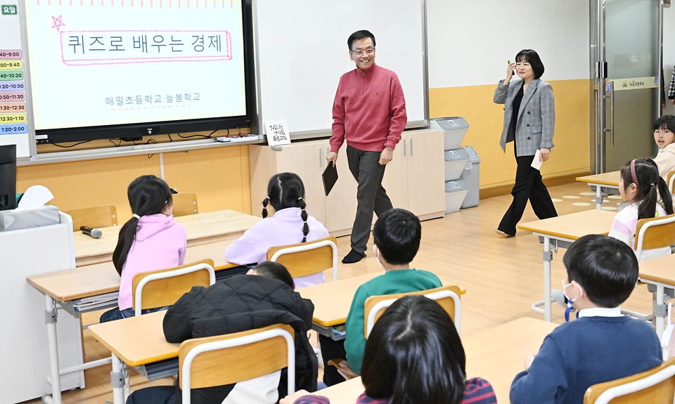 최상목 경제부총리 겸 기획재정부 장관이 25일 세종시 늘봄시범학교인 해일초등학교를 방문해 일일 경제 선생님 참여를 위해 교실로 들어오고 있다.