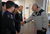 유인촌 문화체육관광부 장관이 20일 충남 공주시를 방문해 국립공주박물관에서 직원들과 인사를 나누고 있다.