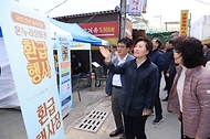 송미령 농림축산식품부 장관이 22일 충북 청주시 육거리종합시장을 방문해 전통시장의 농축산물 수급 동향 및 농축산물 할인지원 사업 추진 현황을 점검하고 있다. 