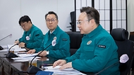 조규홍 보건복지부 장관이 17일 의사 집단행동 중앙사고수습본부 제17차 회의를 주재하고 있다. 이날 회의에서는 의사 집단행동 현황, 비상진료체계 운영현황 등을 점검했다.