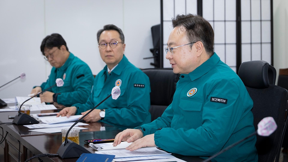 조규홍 보건복지부 장관이 17일 의사 집단행동 중앙사고수습본부 제17차 회의를 주재하고 있다. 이날 회의에서는 의사 집단행동 현황, 비상진료체계 운영현황 등을 점검했다.
