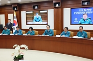 한덕수 국무총리가 정부가 의과대학 정원 2천명 확대를 발표한 뒤에도 전공의를 중심으로 한 의사들의 반발이 계속되고 있는 22일 서울 종로구 정부서울청사에서 열린 ‘의사 집단행동 대응 중앙재난안전대책본부 회의’에 참석해 발언을 시작하고 있다.