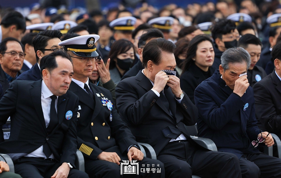 윤석열 대통령이 22일 경기도 평택 소재 해군 제2함대사령부에서 거행된 ‘제9회 서해수호의날 기념식’에서 천안함 피격 고(故) 김태석 원사의 자녀 김해봄 씨의 ‘아빠에게 보내는 편지’ 낭독을 듣던 중 눈물을 닦고 있다.