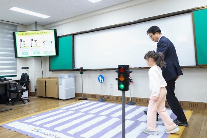 박상우 국토교통부 장관이 22일 서울 관악구 신우초등학교를 방문해 늘봄학교 재능기부를 위한 일일강사로 참여해 교통안전교육을 진행하고 있다.