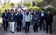 유인촌 문화체육관광부 장관이 21일 충남 공주시를 방문해 종교문화유산의 길을 걷고 있다.