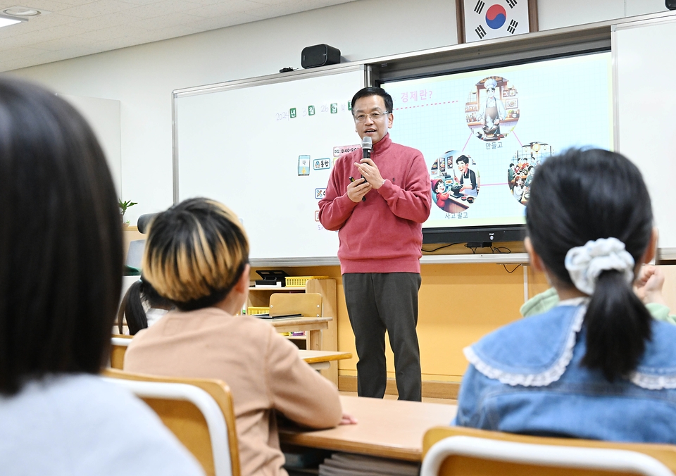 최상목 경제부총리 겸 기획재정부 장관이 25일 세종시 늘봄시범학교인 해일초등학교를 방문해 직접 일일 경제 선생님으로 참여해 ‘퀴즈로 배우는 경제’를 주제로 수업하고 있다. 