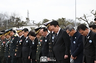 윤석열 대통령이 22일 경기도 평택 소재 해군 제2함대사령부에서 거행된 ‘제9회 서해수호의날 기념식’에서 서해수호 55용사들의 헌신을 기리며 묵념하고 있다.