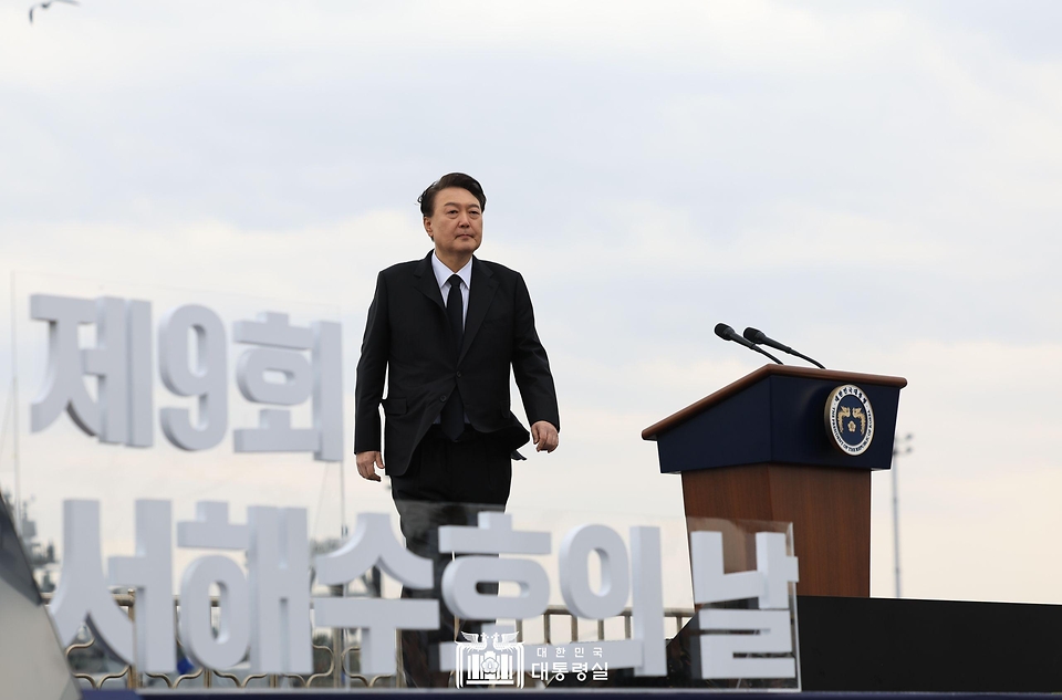 윤석열 대통령이 22일 경기도 평택 소재 해군 제2함대사령부에서 거행된 ‘제9회 서해수호의날 기념식’에서 기념사를 마친 뒤 단상을 내려오고 있다. 