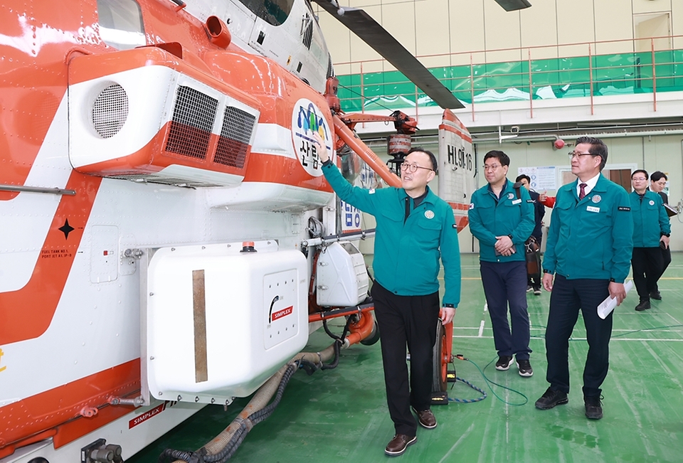 이한경 행정안전부 재난안전관리본부장이 23일 경남 함양산림항공관리소를 방문해 공중진화체계를 점검하고 있다. 