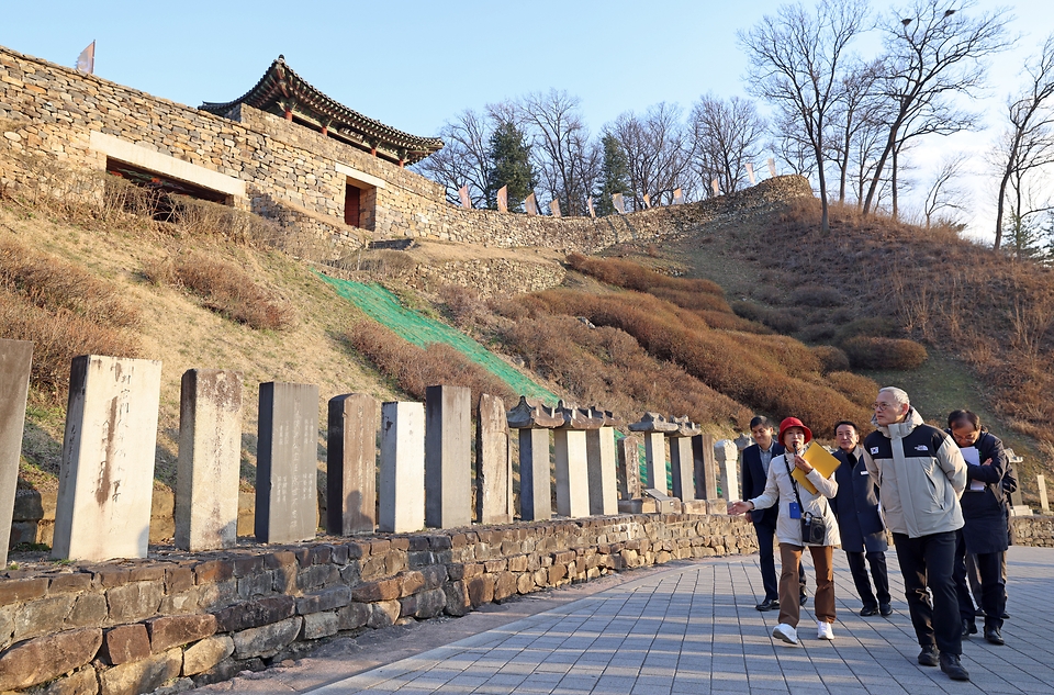 유인촌 문화체육관광부 장관이 20일 충남 공주시를 방문해 공산성을 둘러보고 있다.