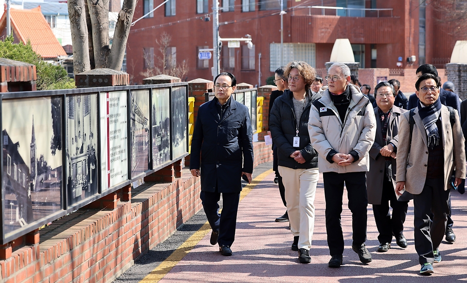 유인촌 문화체육관광부 장관이 21일 충남 공주시를 방문해 종교문화유산의 길을 걸으며 공주중동성당을 둘러보고 있다.