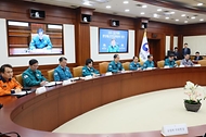 한덕수 국무총리가 정부가 의과대학 정원 2천명 확대를 발표한 뒤에도 전공의를 중심으로 한 의사들의 반발이 계속되고 있는 22일 서울 종로구 정부서울청사에서 열린 ‘의사 집단행동 대응 중앙재난안전대책본부 회의’에 참석해 정부의 대책에 대해 설명하고 있다. 