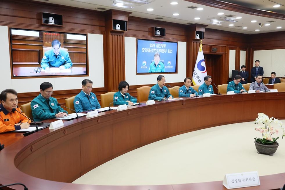 한덕수 국무총리가 정부가 의과대학 정원 2천명 확대를 발표한 뒤에도 전공의를 중심으로 한 의사들의 반발이 계속되고 있는 22일 서울 종로구 정부서울청사에서 열린 ‘의사 집단행동 대응 중앙재난안전대책본부 회의’에 참석해 정부의 대책에 대해 설명하고 있다. 