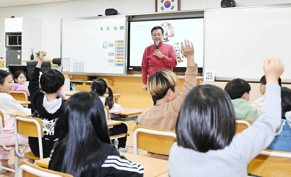 최상목 경제부총리 겸 기획재정부 장관이 25일 세종시 늘봄시범학교인 해일초등학교를 방문해 직접 일일 경제 선생님으로 참여해 ‘퀴즈로 배우는 경제’를 주제로 수업하고 있다. 