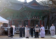 유인촌 문화체육관광부 장관이 21일 충남 공주시 마곡사를 방문해 주지 원경스님과 경내를 둘러보고 있다.