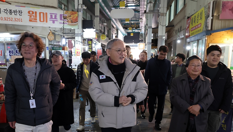 유인촌 문화체육관광부 장관이 21일 충남 공주시를 방문해 종교문화유산의 길을 걸으며 공주산성시장을 둘러보고 있다.