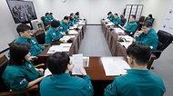 조규홍 보건복지부 장관이 17일 의사 집단행동 중앙사고수습본부 제17차 회의를 주재하고 있다. 이날 회의에서는 의사 집단행동 현황, 비상진료체계 운영현황 등을 점검했다.